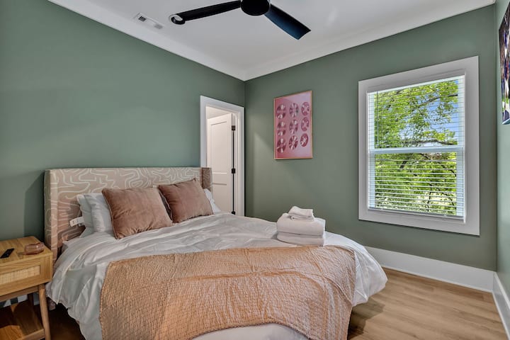 Nyumba ya 1 - Ghorofa ya 3: Chumba cha 2 cha kulala kilicho na kitanda aina ya Queen, televisheni mahiri na kabati la kuingia.