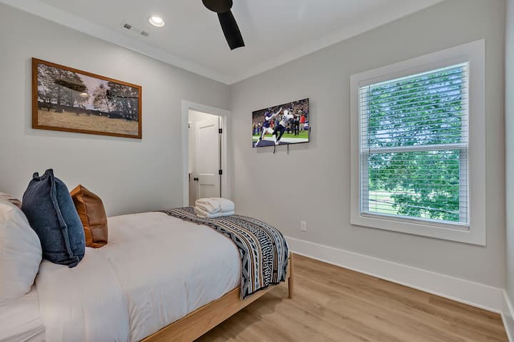 Sehemu ya 2 - Ghorofa ya 3: Chumba cha 2 cha kulala kilicho na Kitanda cha Malkia kilicho na kabati la kuingia na Televisheni mahiri.