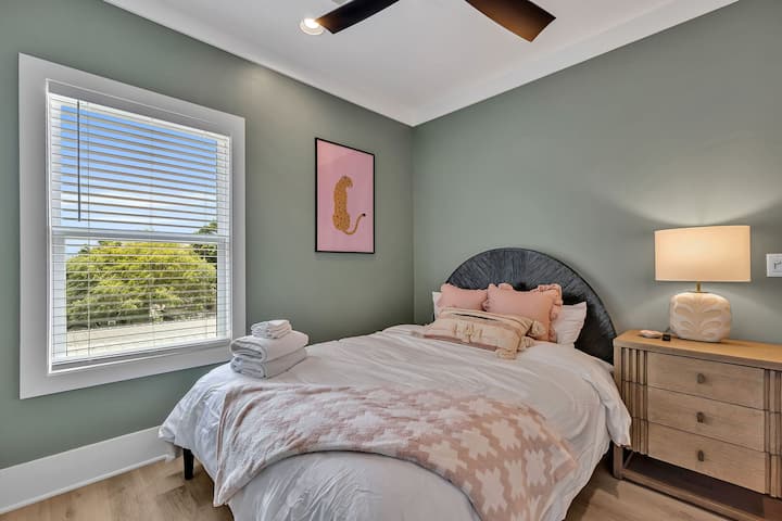 Nyumba ya 1 - Ghorofa ya 3: Chumba cha 3 cha kulala kilicho na kitanda aina ya Queen, televisheni mahiri na kabati la nguo.