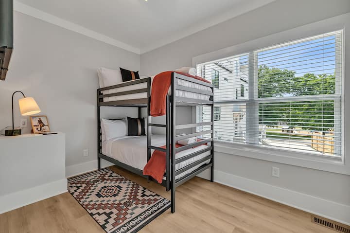 Sehemu ya 2 - Ghorofa ya 2: Chumba cha 4 cha kulala kilicho na Kitanda cha Ghorofa chenye magodoro 2 yenye ukubwa wa mapacha, sehemu ya kabati na Televisheni mahiri.