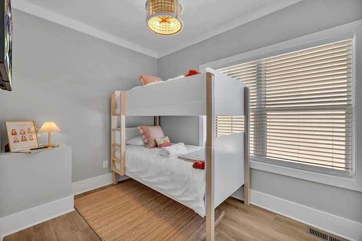 Nyumba ya 1 - Ghorofa ya 2: Chumba cha 4 cha kulala chenye vitanda viwili (mtindo wa kitanda cha ghorofa), televisheni mahiri, kabati la kuingia na bafu la jack-n-jill.