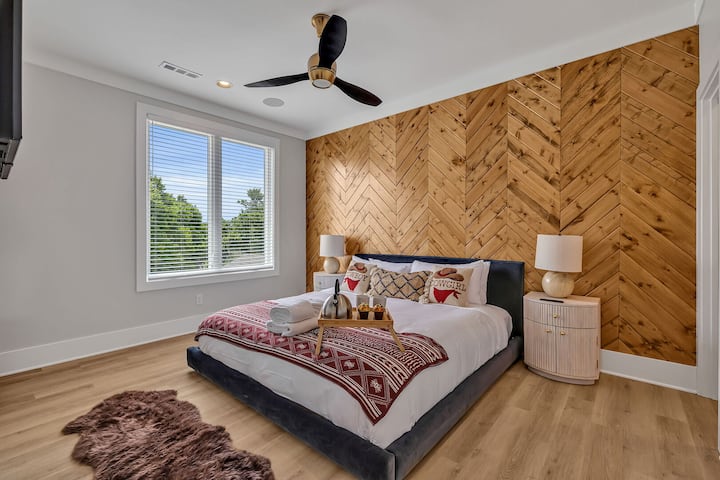 Sehemu ya 2 - Ghorofa ya 3: Chumba cha msingi cha kulala kilicho na kitanda cha kifahari cha King kilicho na kabati la kuingia, Televisheni mahiri na Bafu la Msingi.