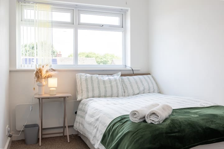 Chambre spacieuse avec petit lit double