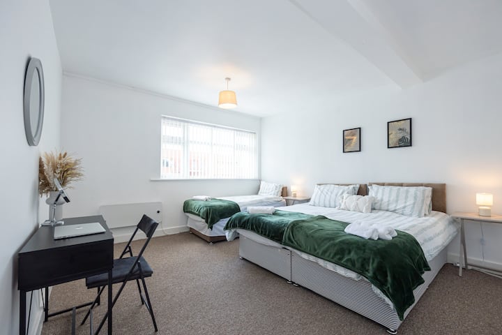 la grande chambre peut dormir jusqu'à trois personnes