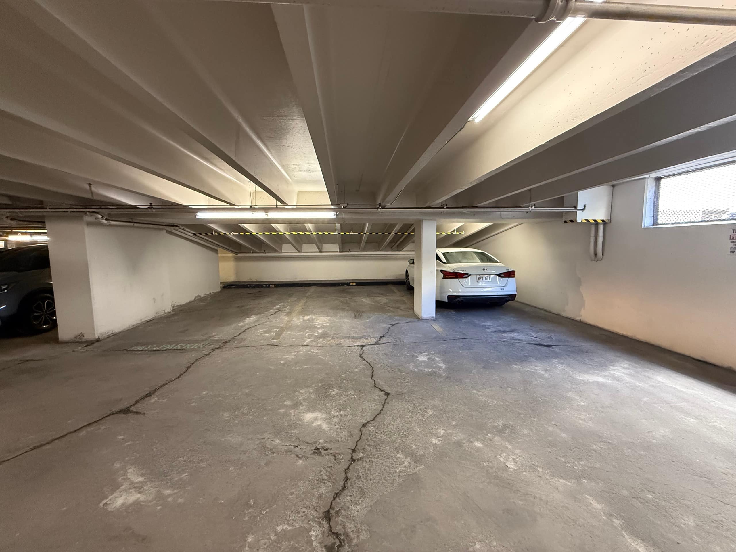 Uncle Richard's Waikiki Beach Studio w/Parking - Image 35