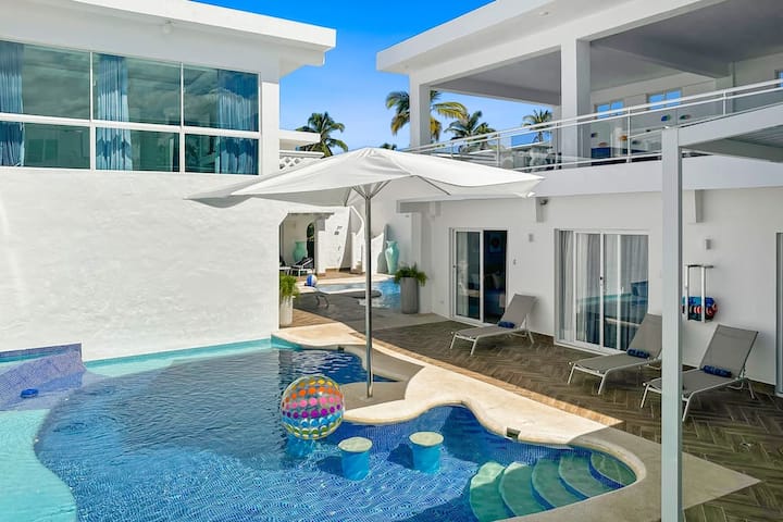 Beach Villa With 11 Bedrooms, 3 Pools & Jacuzzi - Punta Cana