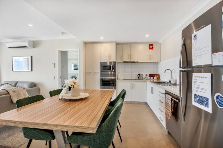 Beautiful Marina View Apartment gallery image 5