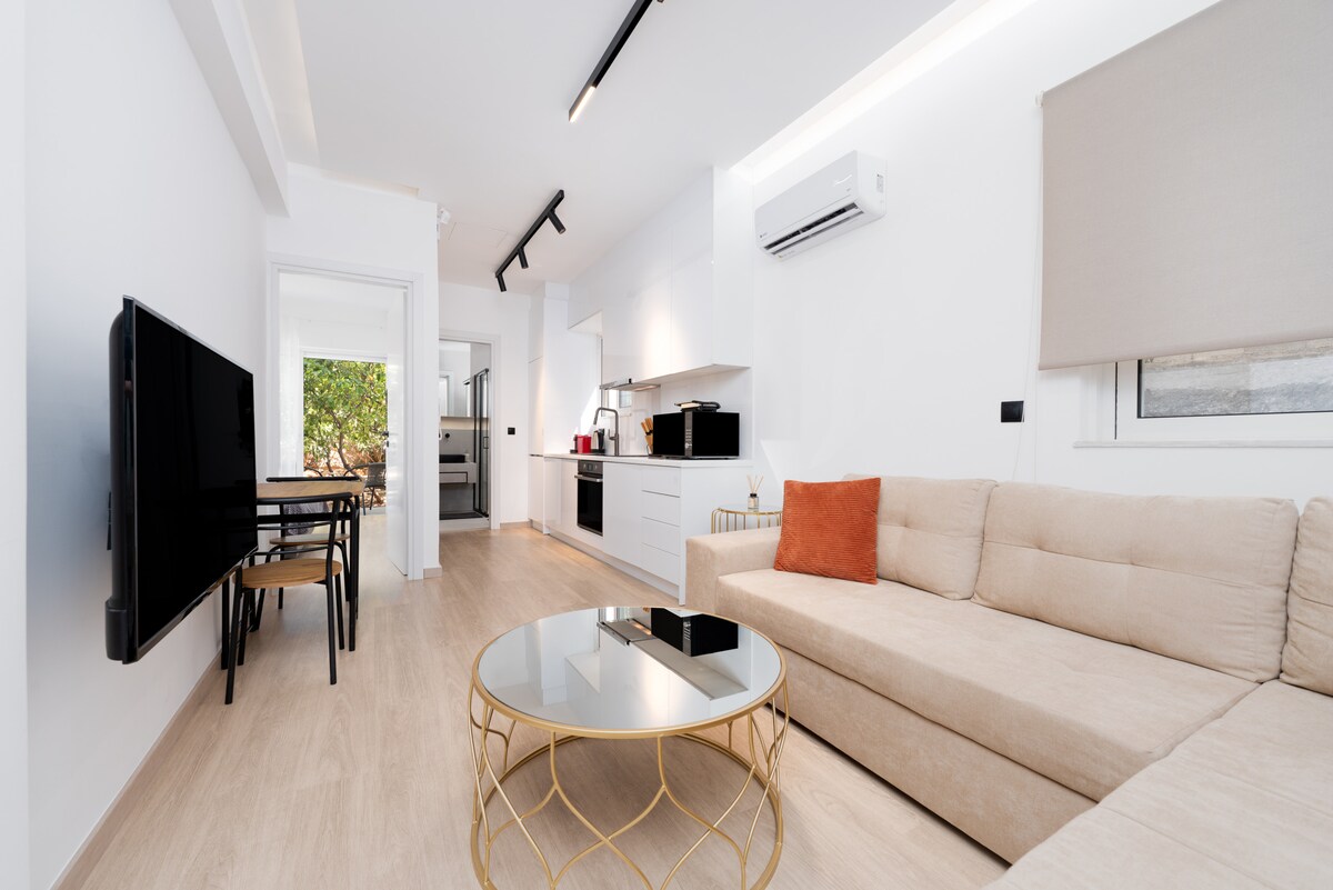 Ovaj elegantni prostor za sjedenje mjesto je gdje ćete isplanirati svoje dnevne pustolovine.