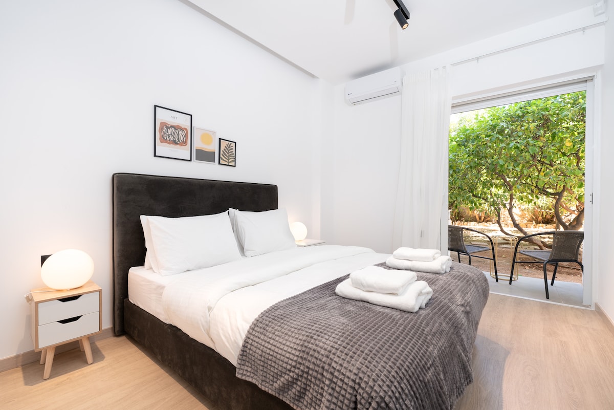 Elegantna spavaća soba otvara se prema zelenom dvorištu - pravo mjesto za uživanje u jutarnjoj kavi i umirujućem zelenom pogledu. 