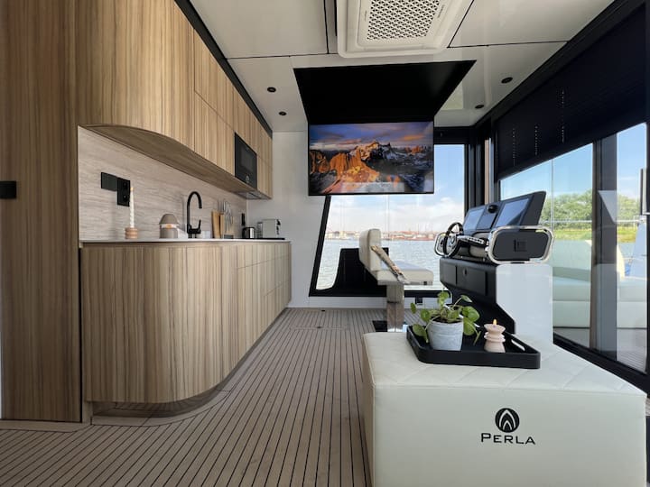 ทีวี (65 นิ้ว) หลุดออกมาจากเพดาน