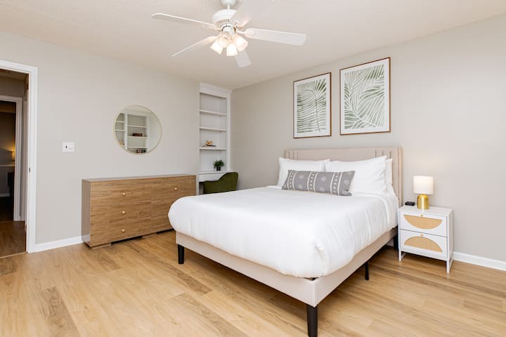 חדר שינה 2 עם מיטת קווין סייז וטלוויזיה חכמה