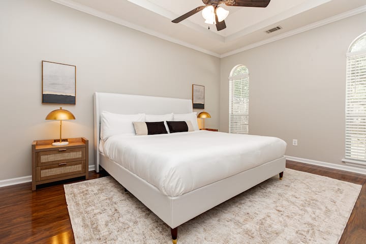 חדר שינה ראשי עם מיטת קינג וטלוויזיה חכמה