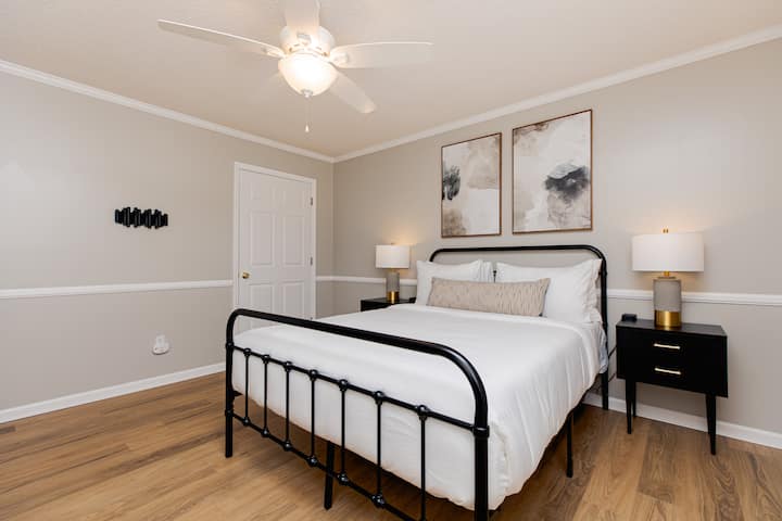 חדר שינה 3 עם מיטת קווין סייז וטלוויזיה חכמה