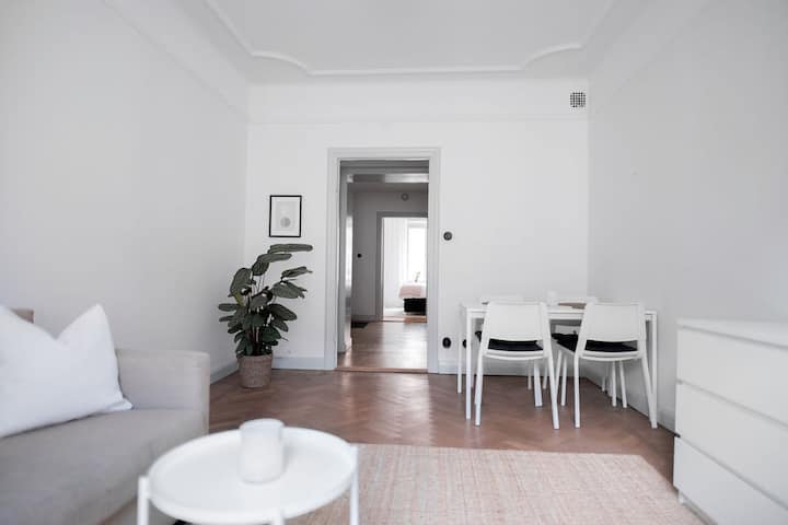 Vista hacia el comedor y la cocina y el pasillo contiguos.