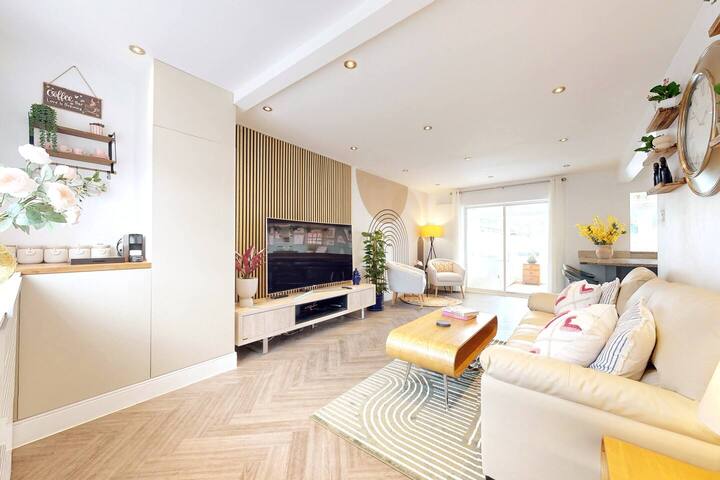 Spacious 3-Bed Home in Wimbledon – Family Friendly