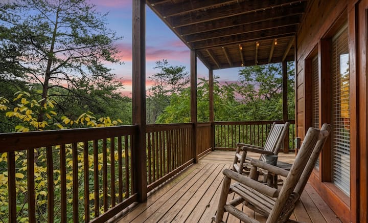 1/2 Mile From Parkway In Pf. Hot Tub, Pool Table - Pigeon Forge, TN