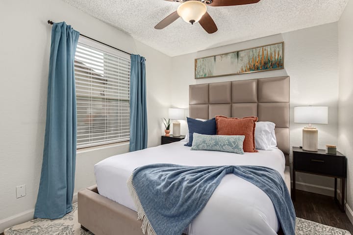 Гостински апартман на пониско ниво со брачен кревет (широк 180 - 200