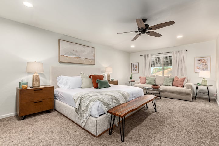 Огромен примарен апартман со брачен кревет (широк 180 - 200 см) и простор за седење