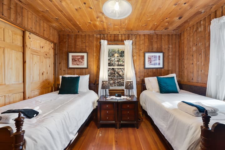 Chambre n °2 : deux lits jumeaux au rez-de-chaussée ; notez que les chambres 1 et 2 ne sont séparées que par des portes coulissantes