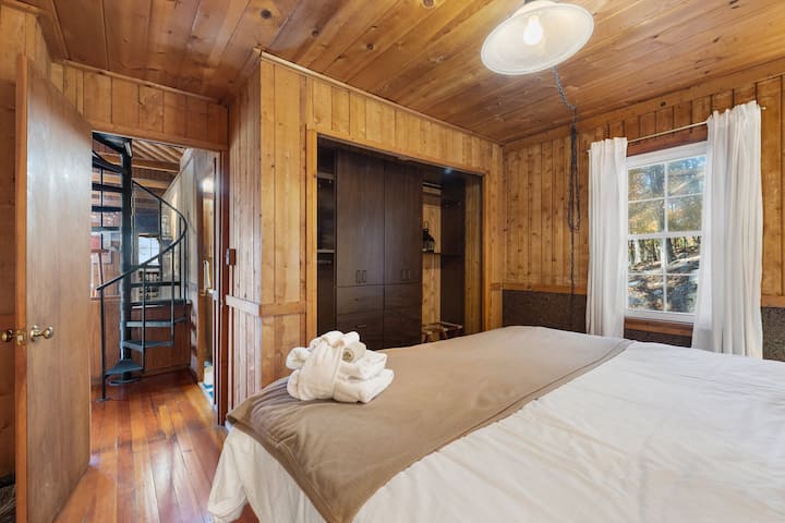 Chambre n °1 : lit King Size au rez-de-chaussée ; notez que les chambres 1 et 2 ne sont séparées que par des portes coulissantes