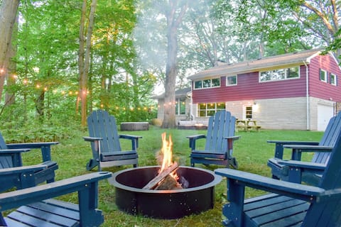 Retro Game Retreat with Hot Tub Near Indiana Dunes