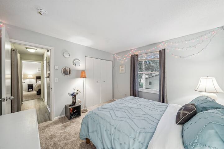 Daffodil House – Large 6 Bedroom Accessible Rental gallery image 2