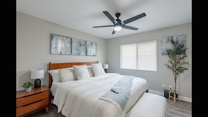 Disfruta de esta cómoda cama tamaño king en el dormitorio dos.