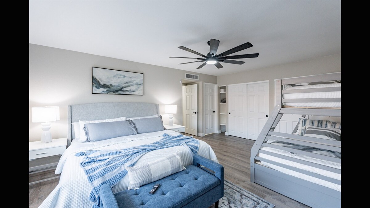 Დაისვენეთ კომფორტულად ღამით. Საძინებელი ერთი დიდი საწოლით და ორადგილიანი სრული ორსართულიანი საწოლით.