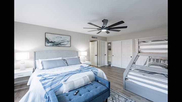 Disfruta de una noche de descanso cómoda. Dormitorio uno con cama tamaño king y una litera doble sobre completa.