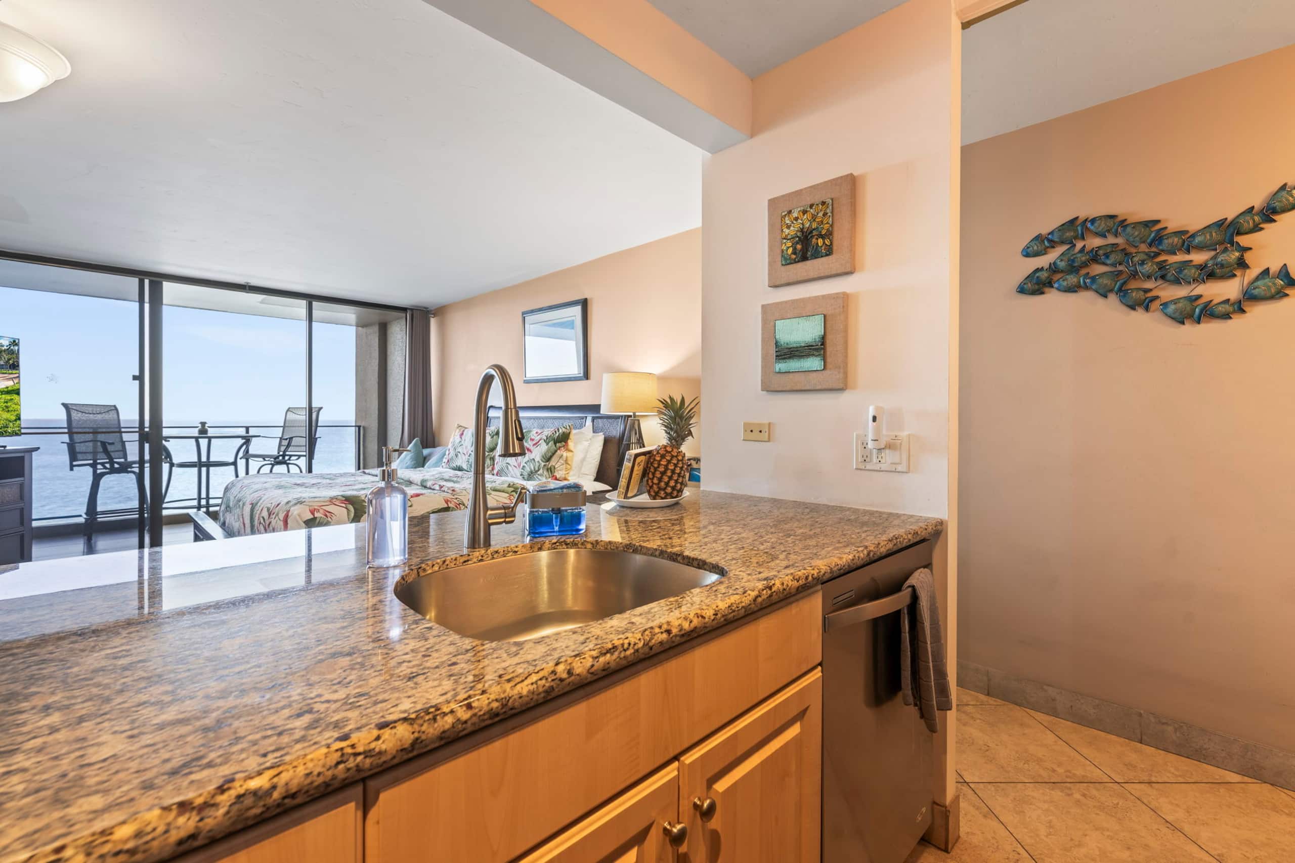 Beachfront Kaanapali Studio with Sunset Views - Image 10