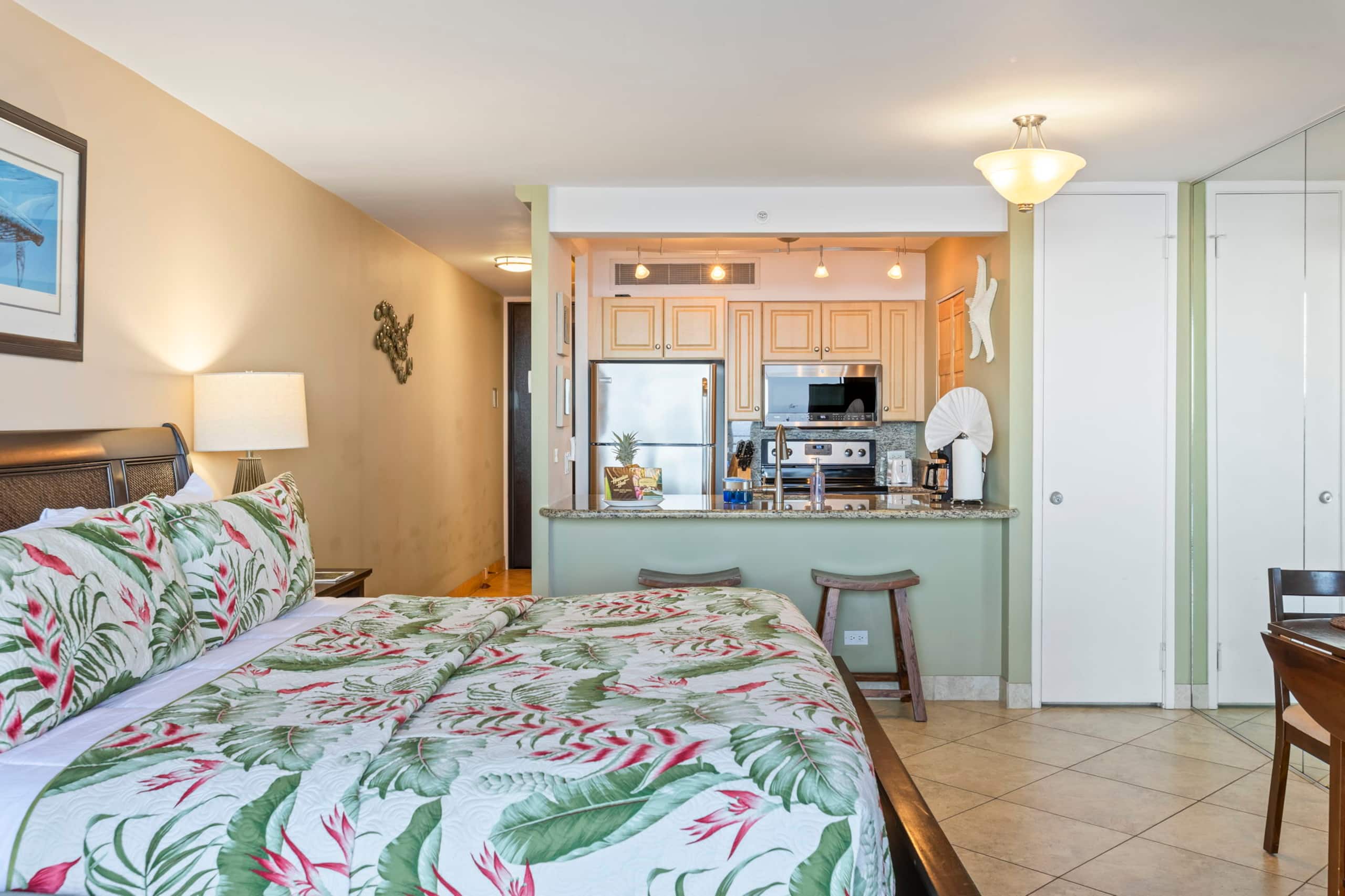 Beachfront Kaanapali Studio with Sunset Views - Image 22