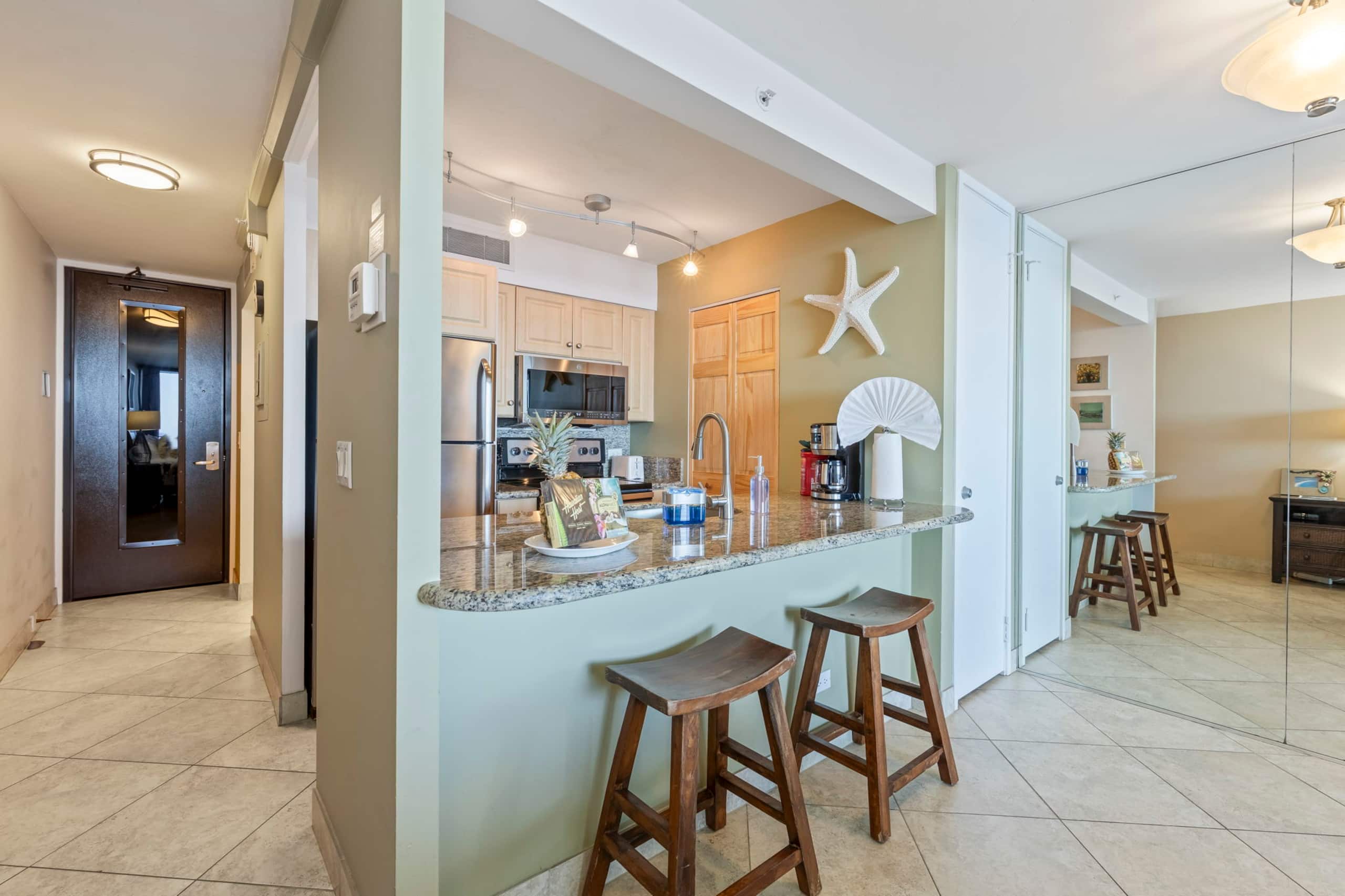 Beachfront Kaanapali Studio with Sunset Views - Image 9