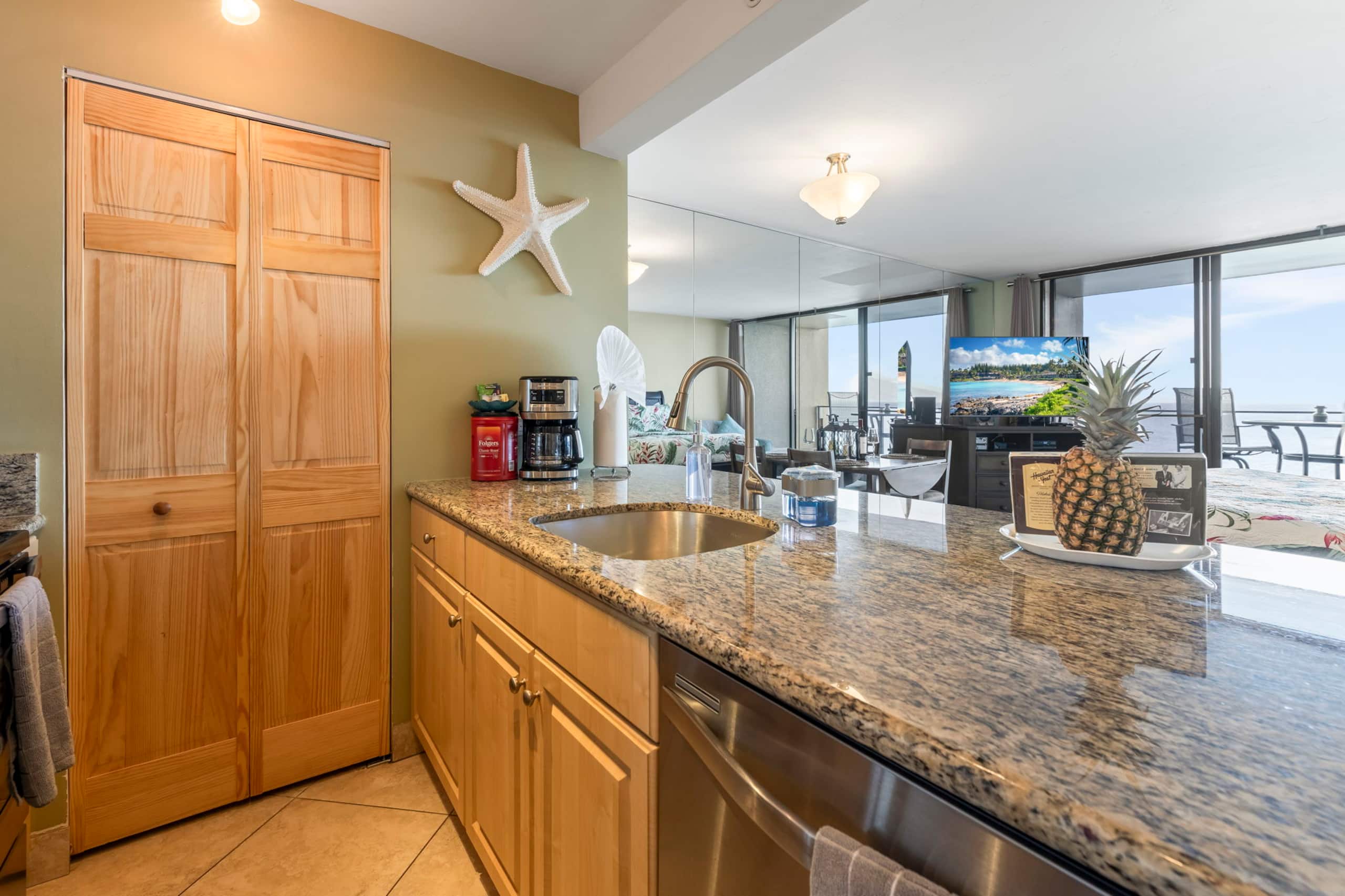 Beachfront Kaanapali Studio with Sunset Views - Image 2