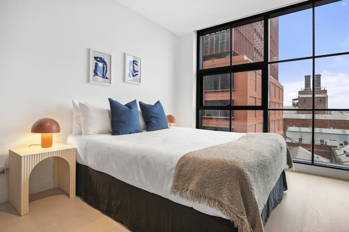 วิวยามเช้าที่สวยงามจากหนึ่งในห้องนอน