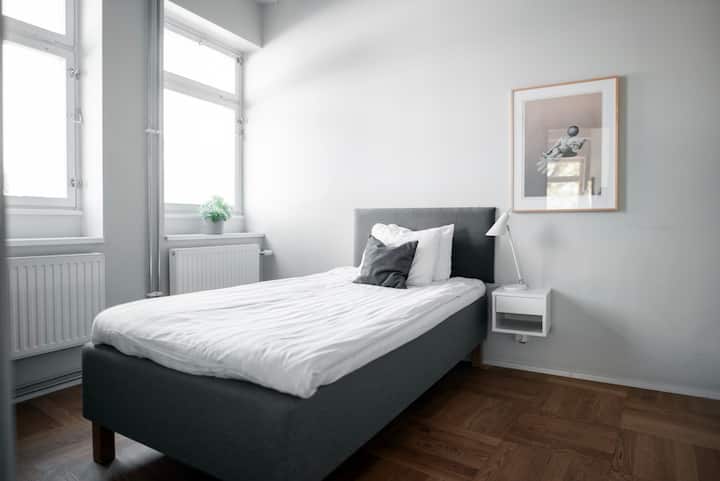 חדר שינה 2 עם מיטת יחיד ברוחב 90 ס"מ.