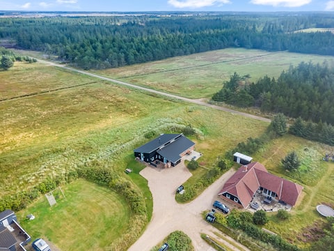 VE281 Bright newly renovated pool house for 10