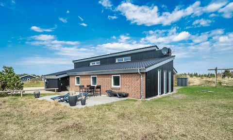 VE281 Bright newly renovated pool house for 10