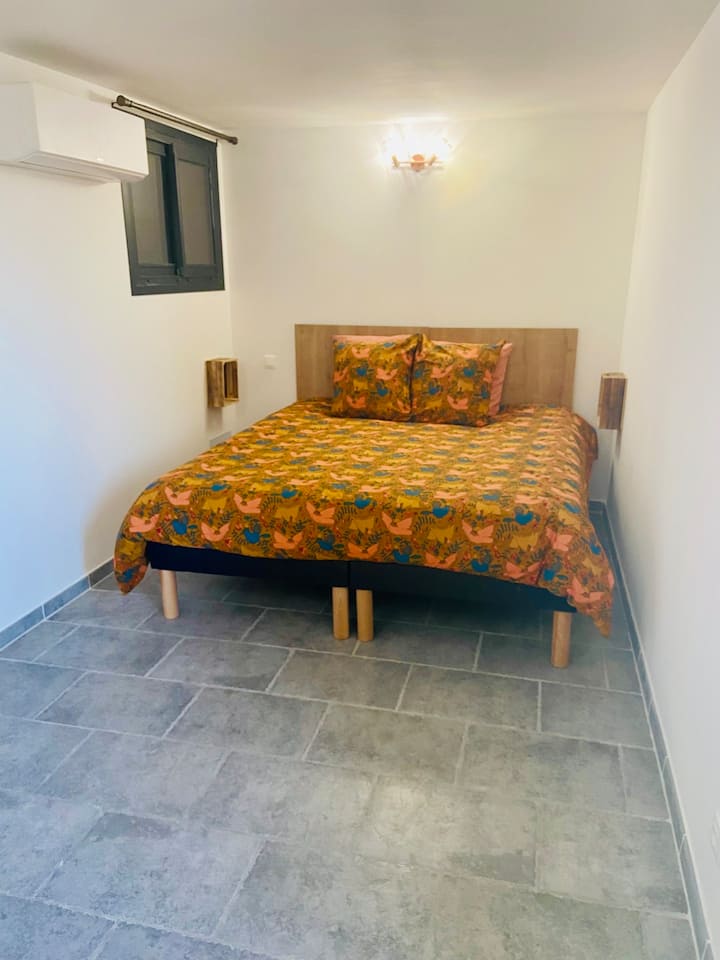 1 krevat 180* 200 cm ose 2 nga 90* 200 cm