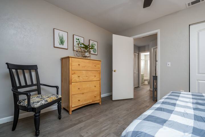 Dormitorio con cama tamaño queen