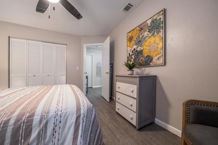 Dormitorio con cama tamaño queen