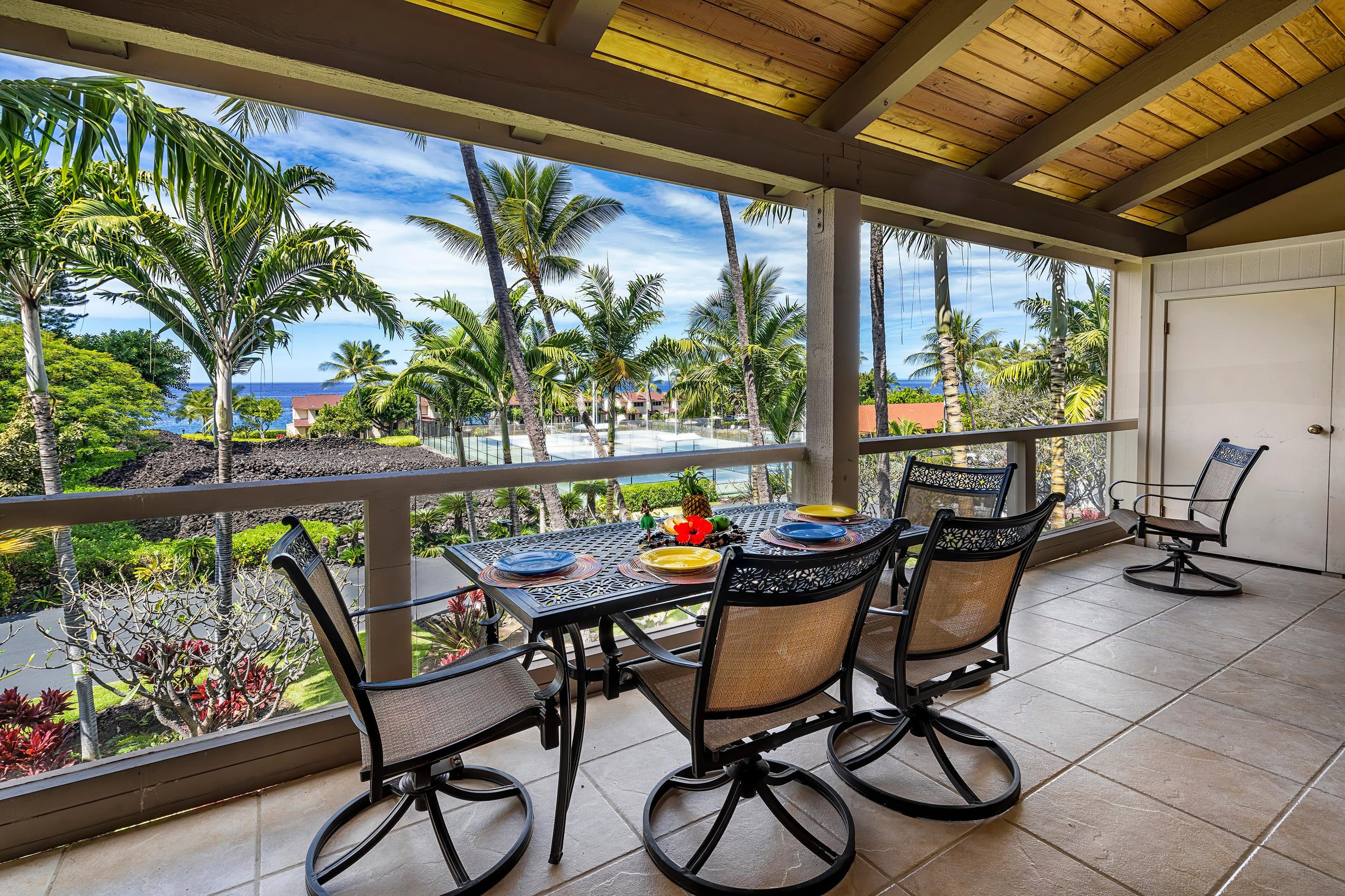 Condo in Kailua-Kona · ★5.0 · 3 bedrooms · 4 beds · 2 private baths - Image 4