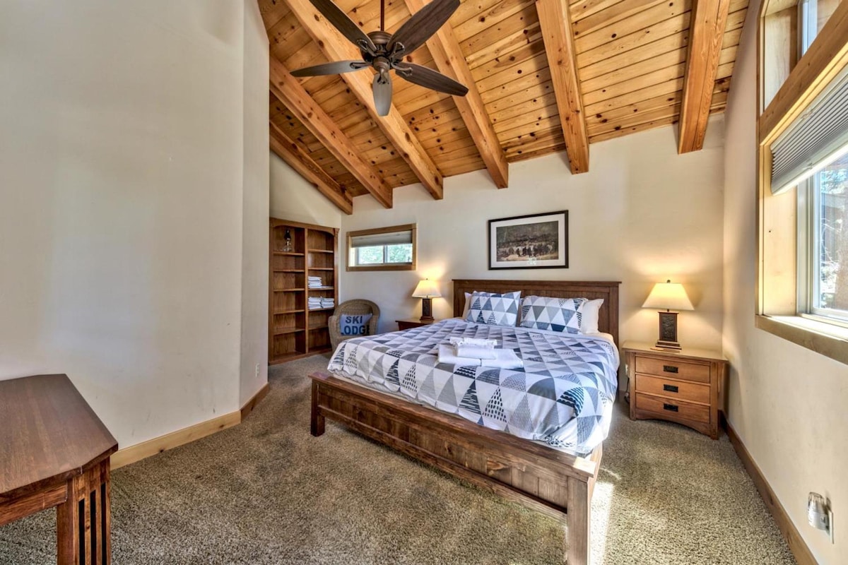 Основна спалня, на входно ниво. Прикрепен е частен санитарен възел. 