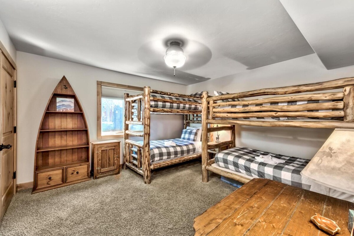 Има допълнителен матрак с две единични легла, ако е необходимо, с резервно спално бельо, юрган и възглавница в килера.

Тази двуетажна стая е на долния етаж на дома.