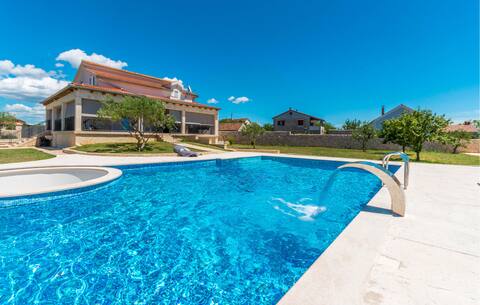 Stunning home in Gornje Rastane with WiFi