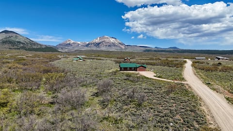 Yellow Door Retreat I Mountain Views I Privacy