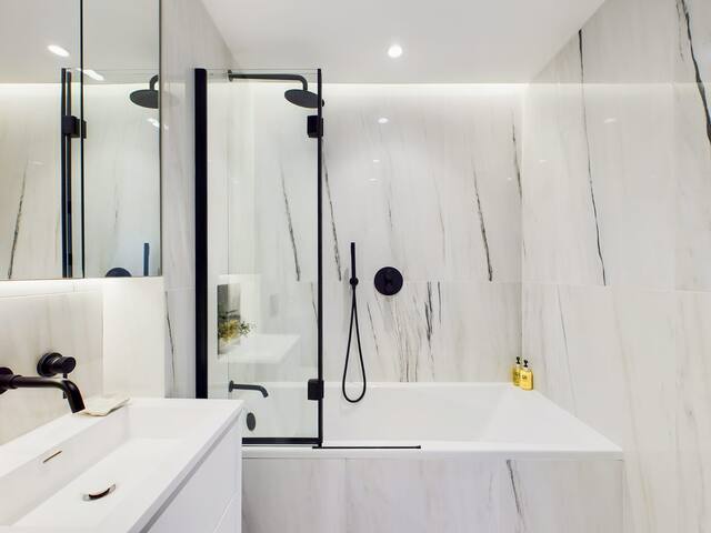 Beautiful Camden Town Apartment with Balcony gallery image 4