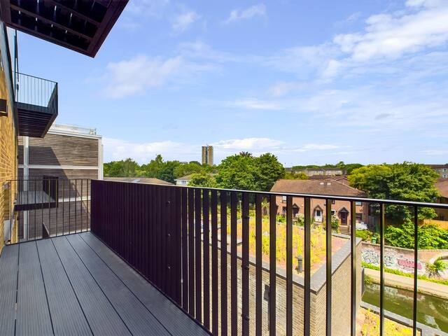 Beautiful Camden Town Apartment with Balcony gallery image 5
