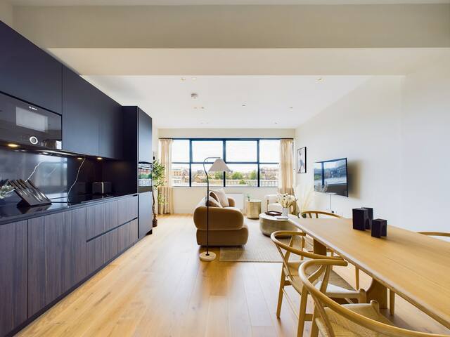 Incredible St Pancras Apartment with Balcony gallery image 2