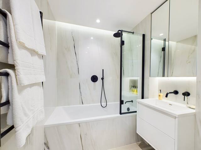 Incredible St Pancras Apartment with Balcony gallery image 4