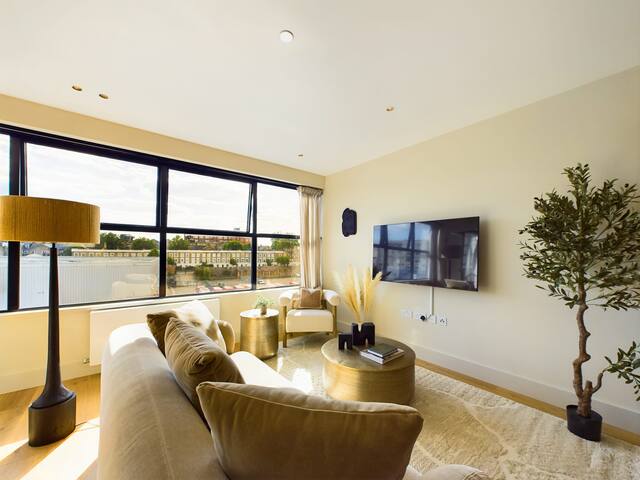 Large Spacious St Pancras Apartment with Balcony gallery image 5